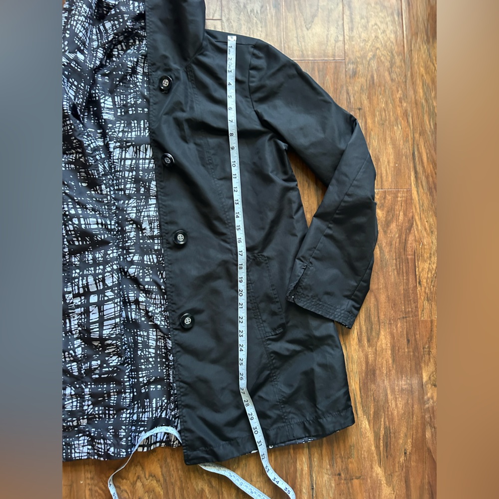 Black and White Reversible Raincoat with Hood Fits Like A Medium - Picture 5 of 5